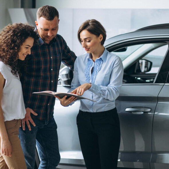 Auto na kredyt a leasing – co bardziej się opłaca w 2025 roku